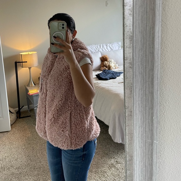 Pink women’s fuzzy vest with hood - Picture 6 of 10